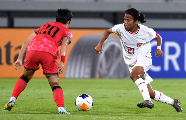 Pesepak bola Timnas Indonesia Putri U-17 Nabila Saputri (kanan) berebut bola dengan Timnas Korea Selatan Putri U-17 Ji Ae (kiri) saat pertandingan Grup A Piala Asia Putri U-17 2024 di Stadion Kapten I Wayan Dipta Gianyar, Bali, Kamis (9/5/2024). Foto: Fikri Yusuf/ANTARA FOTO