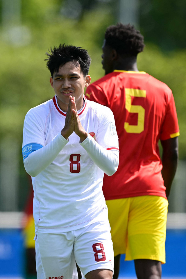 Gelandang Indonesia #08 Witan Sulaeman bereaksi selama pertandingan play-off pra-Olimpiade antara Indonesia dan Guinea, untuk tempat terakhir dalam turnamen sepak bola Olimpiade putra di Paris 2024, di Clairefontaine-en-Yvelines, selatan (9/5/2024). Foto: Miguel MEDINA / AFP