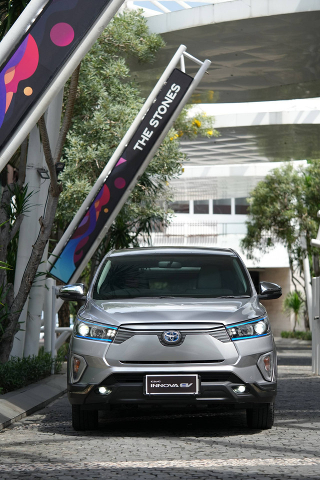 Mobil listrik Toyota Kijang Innova BEV atau EV yang jadi armada antar jemput tamu The Stones Hotel, Legian Bali. Foto: The Stones Bali