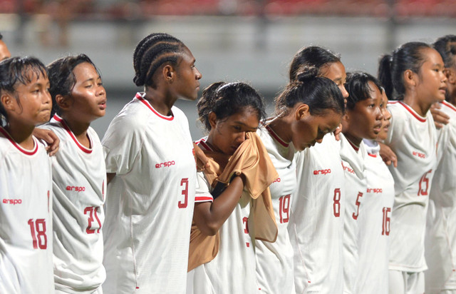 Ekspresi sejumlah pesepak bola Timnas Indonesia Putri U-17 usai pertandingan Grup A Piala Asia Putri U-17 2024 melawan Timnas Korea Selatan Putri U-17 di Stadion Kapten I Wayan Dipta Gianyar, Bali, Kamis (9/5/2024). Foto: Fikri Yusuf/ANTARA FOTO