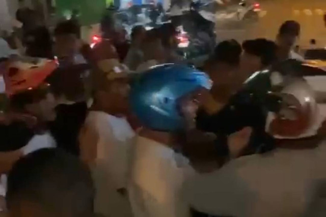 Pemuda di Ambon ditangkap warga dan berujung diciduk polisi karena kibarkan bendera RMS saat nobar Timnas U-23 vs Guinea. Foto: Istimewa