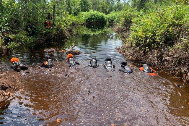 Badan Nasional Pencarian dan Pertolongan Palangka Raya memperpanjang waktu pencarian mahasiswa Universitas Lambung Mangkurat (ULM) yang dinyatakan hilang di hutan Desa Sei Ahas, Kecamatan Mantangai, Kabupaten Kapuas. Foto: Basarnas Palangka Raya