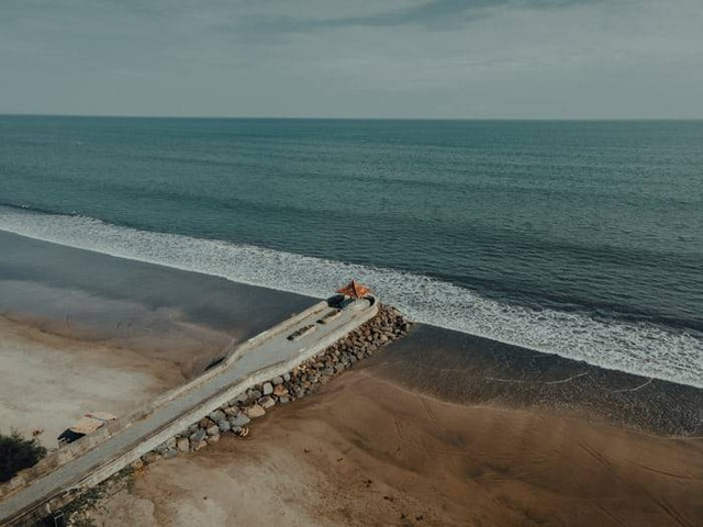 Pantai Gandoriah (Foto hanya ilustrasi, bukan tempat sebenarnya) Sumber: unsplash.com/ Ahmad Hidayat