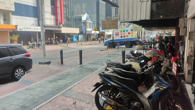 Lahan parkir sejumlah minimarket di kawasan Jakarta Pusat, Jumat (10/5). Foto: Jonathan Devin/kumparan
