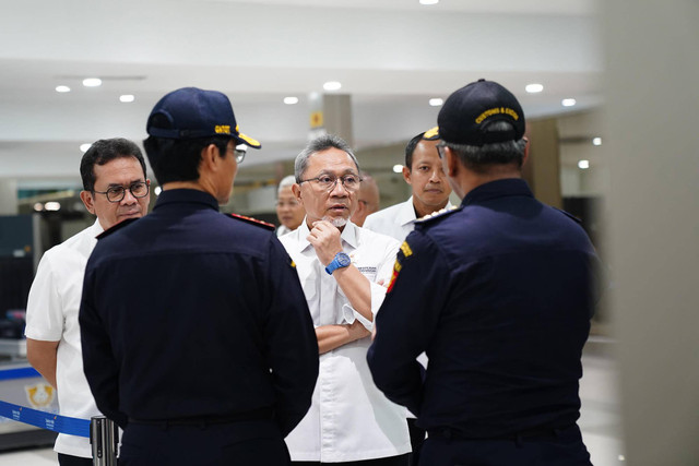 Menteri Perdagangan, Zulkifli Hasan meninjau area pabean di Bandara Internasional Soekarno-Hatta. Foto: dok. Kemendag