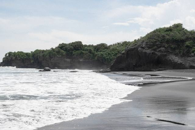 Daya Tarik dan Lokasi Pantai Kata Pariaman. Foto Hanya Ilustrasi. Sumber Foto: Unsplash.com/Polina Kuzovkova