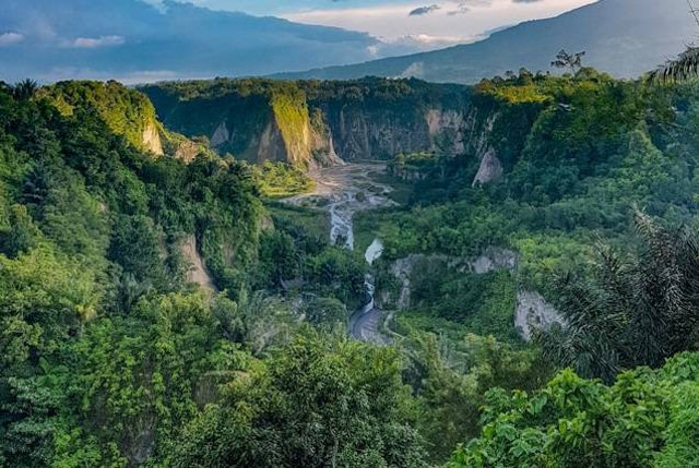 Panorama Ngarai Sianok. Foto Hanya Ilustrasi. Sumber Foto: Unsplash.com/Arijalu Kawwamunaalannisa