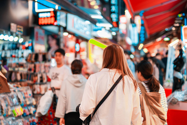  Ilustrasi turis belanja di Korea Selatan. Foto: tickcharoen04/Shutterstock