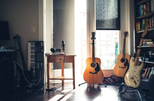 Tempat les musik di Bandung. Foto hanyalah ilustrasi bukan tempat sebenarnya. Sumber: Unsplash/Wes Hicks