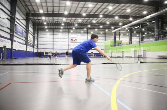 Tempat les badminton di Bandung. Foto hanyalah ilustrasi bukan tempat sebenarnya. Sumber: Unsplash/Jackie Hutchinson