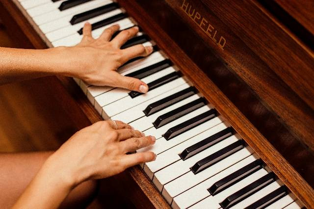Tempat Les Piano di Bandung, foto hanya ilustrasi, bukan gambar sebenarnya, Pexels/Juan Pablo Serrano