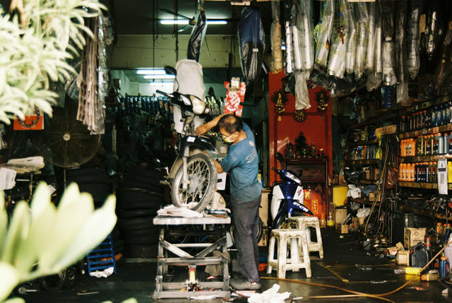 Bengkel Motor di Palmerah, Foto hanya ilustrasi, bukan tempat sebenarnya. Sumber: Unsplash/Winyee Chong