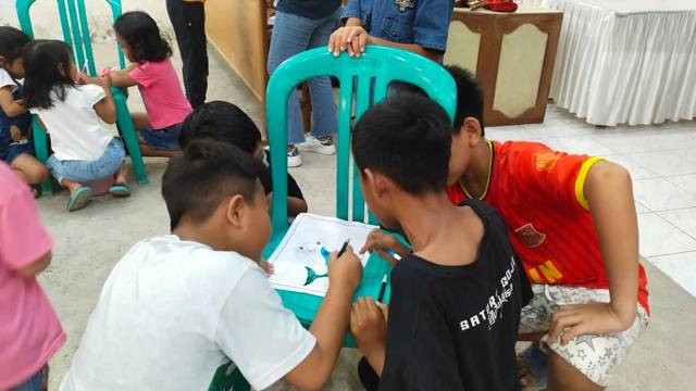 Anak-anak korban erupsi Gunung Ruang yang kini mengungsi di GMIM Yarden Jemaat Singkil, Kampung Islam, Kota Manado, tampak sedang mewarnai. Kegiatan ini merupakan bagian dari program Trauma Healing untuk anak-anak.