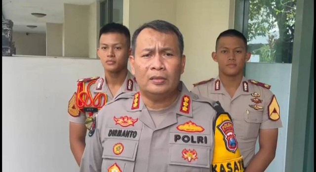 Kabid Humas Polda Jatim, Kombes Pol Dirmanto memberikan keterangan mengenai tiga orang tersangka kasus film pendek berjudul Guru Tugas yang diunggah oleh akun Akeloy Production di YouTube. Foto: Dok. Istimewa