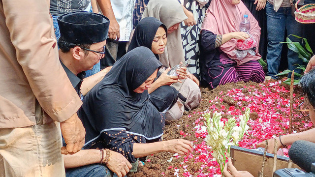 Pemakaman musisi Jhonny Iskandar di Sentul, Bogor, Jumat (10/5). Foto: Aprilandika Pratama/kumparan