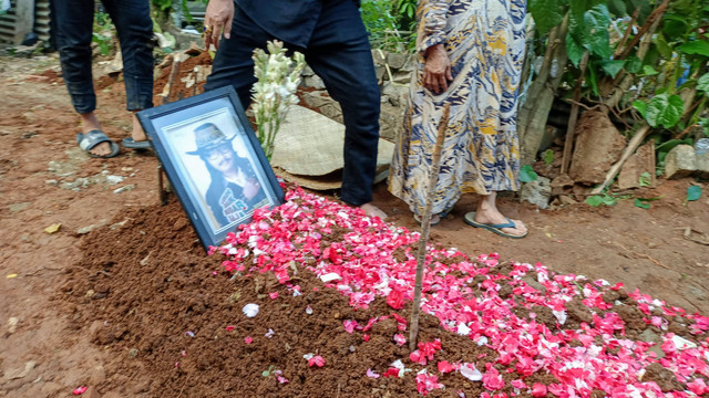 Pemakaman musisi Jhonny Iskandar di Sentul, Bogor, Jumat (10/5). Foto: Aprilandika Pratama/kumparan