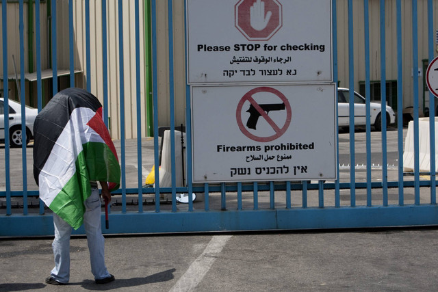 Warga Palestina yang rumahnya telah ditempati oleh pemukim Israel melakukan protes di depan kantor UNWRA (Badan Bantuan dan Pekerjaan PBB) di Yerusalem pada tanggal 2 Agustus 2010.
 Foto: Menahem Kahana/AFP