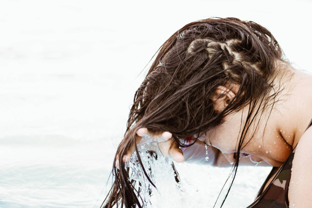 Ilustrasi Masker Rambut yang Bagus untuk Rambut Rontok, sumber: unsplash/ErrickLarregui