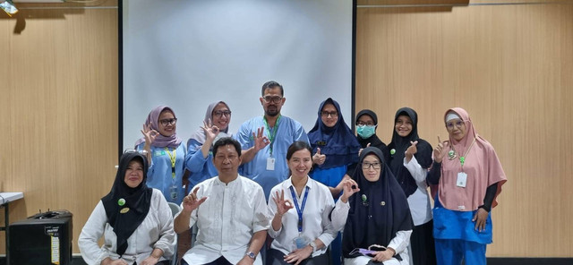 Rining (berdiri, kerudung biru tua) bersama rekan sejawat di rumah sakit. Foto: Dok. pribadi