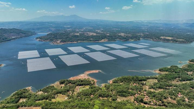 Pembangkit Listrik Tenaga Surya (PLTS) Terapung di Waduk Cirata (Sumber: istockphoto)