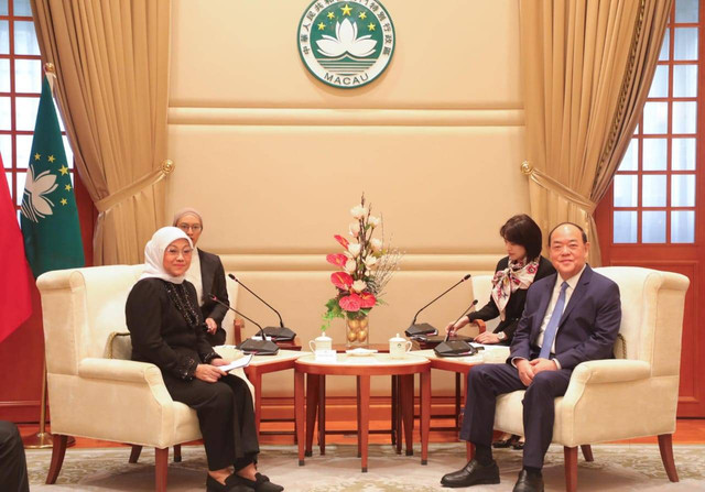 Menteri Ketenagakerjaan (Menaker) Ida Fauziyah (kiri) dan Chief Executive of Macau, Ho Iat Seng, dalam pertemuan bilateral di Makau, Jumat (10/5/2024). Foto: Dok. Kemnaker