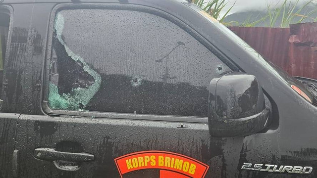 Mobil dinas Brimob Polda Papua dicuri orang tak dikenal di Bandara Sentani, Jayapura. Foto: Dok. Istimewa