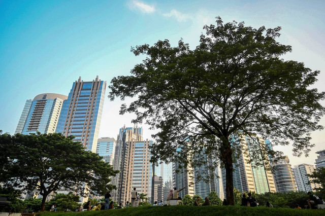 Sejumlah warga menikmati pemandangan di Hutan Kota Gelora Bung Karno (GBK), Jakarta, Jumat (10/5/2024). Foto: Erlangga Bregas Prakoso/ANTARA FOTO