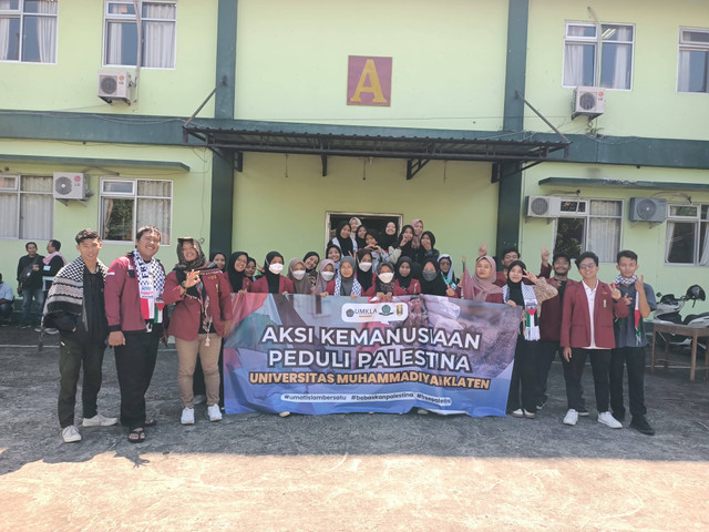 Foto bersama peserta aksi damai Universitas Muhammadiyah Klaten pada Selasa (7/5) di halaman kampus UMKLA. Foto: Ferdy/Humas