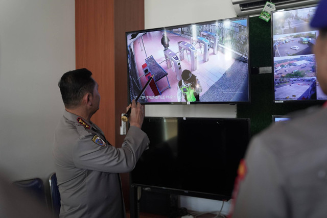 Kabaharkam Polri Komjen Fadil Imran mengecek pengamanan jalur penyeberangan di Pelabuhan Ketapang, Banyuwangi, jelang WWF ke-10. Foto: Dok. Polri