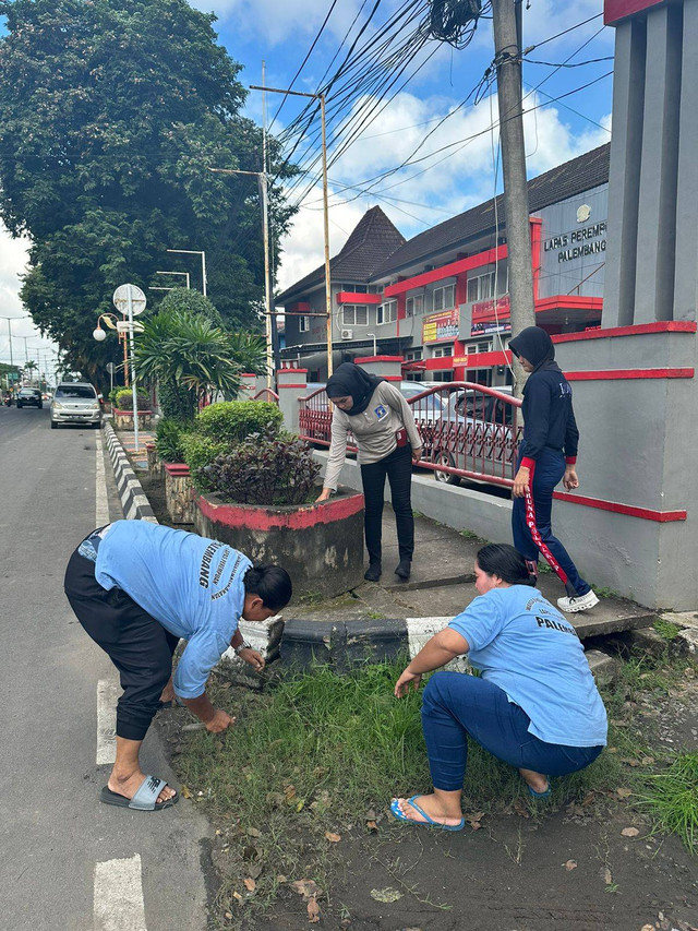 Ka.KPLP Lapas Perempuan Palembang Awasi Kegiatan Bersih-Bersih Warga Binaan