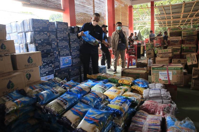 Deputi Bidang Hukum dan Perundang-Undangan Kementerian BUMN, Carlo Brix Tewu, saat melakukan pengecekan bantuan yang akan disalurkan kepada warga terdampak erupsi Gunung Ruang di Kabupaten Sitaro, Sulawesi Utara.