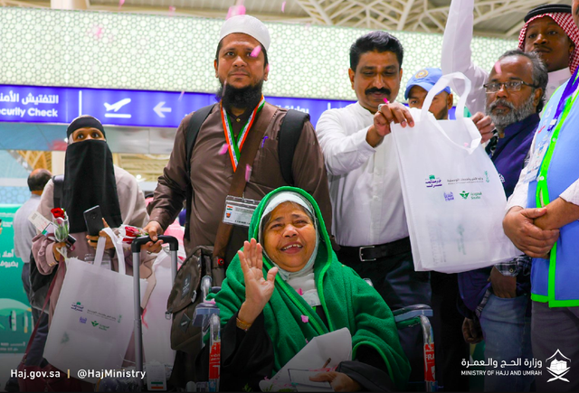 Jemaah haji kloter pertama dari India mendapat taburan bunga dan suvenir saat tiba di Bandara Madinah, Arab Saudi, Kamis (9/5/2024). Foto: Kemenhaj Arab Saudi