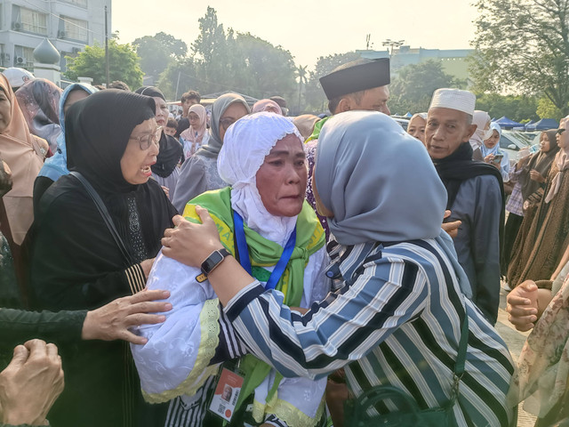 Calon jamaah haji kloter 1 tahun 2024 sudah memenuhi Asrama Haji Pondok Gede, Sabtu (11/5). Foto: Hedi/kumparan