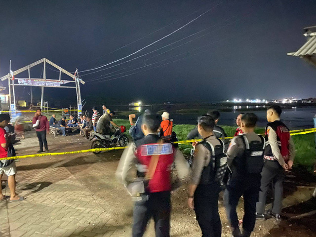Polisi berada di lokasi bom ikan atau bondet meledak di sebuah gudang di Jalan Hangtuah IX RT 006 RW 009 Kelurahan Ngemplakrejo, Kecamatan Panggungrejo, Kota Pasuruan, Jumat (10/5/2024) malam. Foto:  Dok. Polres Pasuruan