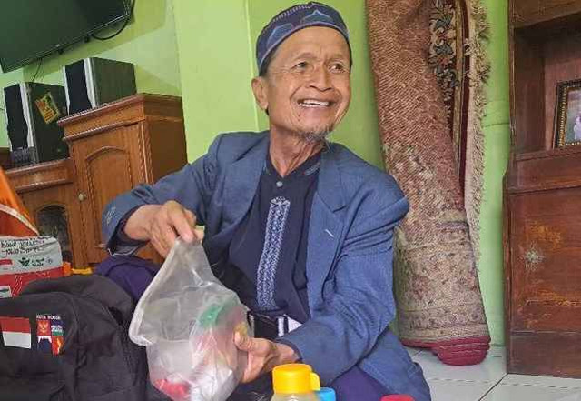 Zainal Arifin, loper koran calon jemaah haji asal Bogor yang berusia 68 tahun. Dok: kumparan