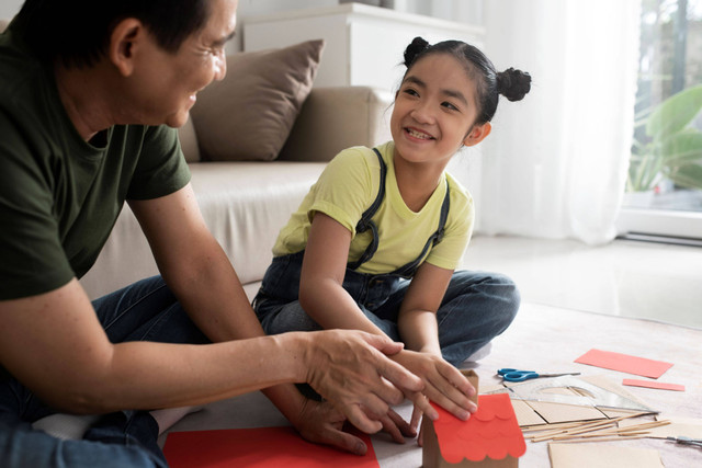 Bermain bersama anak. Foto: Freepik