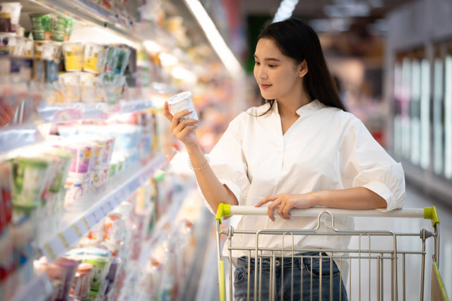 Ilustrasi ibu belanja di supermarket. Foto: PK Studio/Shutterstock