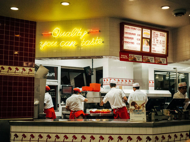 Makanan di food court PIM 3, foto hanya ilustrasi, bukan tempat sebenarnya: Unsplash/Wyron A