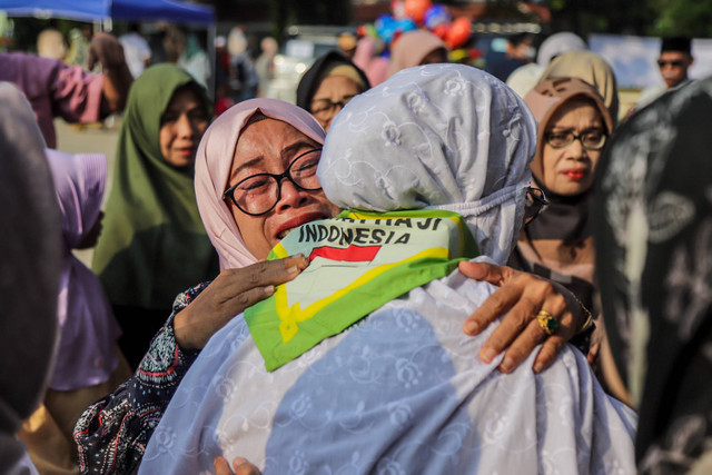 Calon jemaah haji berpamitan kepada keluarganya di Asrama Haji Pondok Gede, Jakarta, Sabtu (11/5/2024).  Foto: Jamal Ramadhan/kumparan