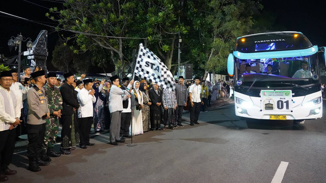 Pj Bupati Bojonegoro Adriyanto, saat berangkatkan CJH asal Bojonegoro menuju Asrama Haji Sukolilo Surabaya. Sabtu dini hari (11/05/2024) (Aset: Istimewa)