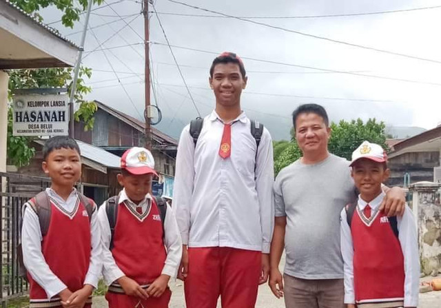 Muhammad Sagil (12), seorang remaja di Kerinci, Jambi, memiliki tinggi badan 2 meter. Foto: Dok. kumparan