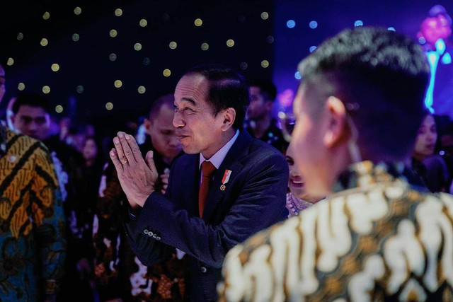 Jokowi menghadiri resepsi pernikahan Rizky Febian dan Mahalini.  Foto: Dok Instagram @rizkyfbian