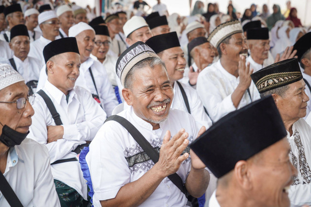 Para Jemaah Haji Muba yang bahagia mendapatkan uang saku tambahan dari Sekda Apriyadi Mahmud, Foto : Istimewa