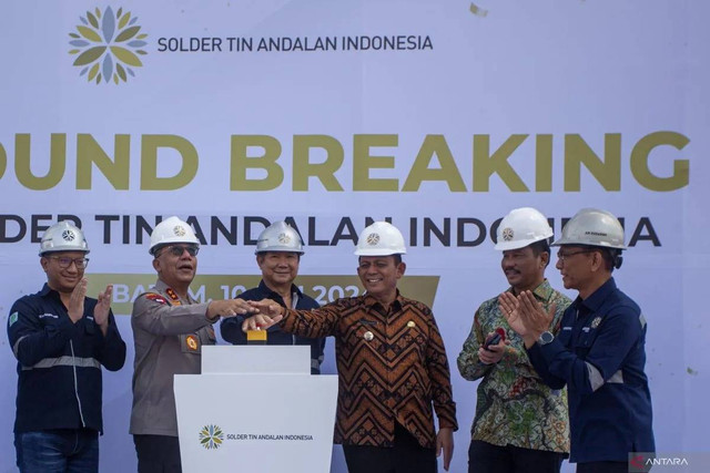 Komisaris Utama PT Arsari Group Hashim Djojohadikusumo saat menghadiri peletakan batu pertama PT Solder Tin Andalan Indonesia (PT STANIA) di Batam. Foto: Jessica Allifia Jaya Hidayat/Antara