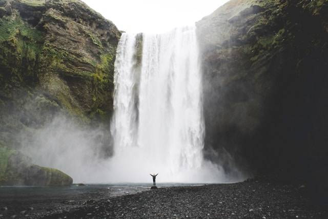 Ilustrasi Air Terjun Sigura-gura (bukan lokasi sebenarnya) Sumber: Rio Hodges / Unsplash