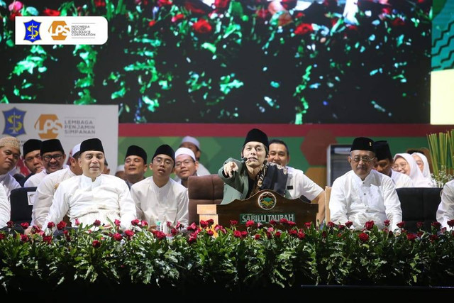 Tausiyah Gus Iqdam di Balai kota Surabaya, Jumat (10/5) malam. Foto: Diskominfo Surabaya