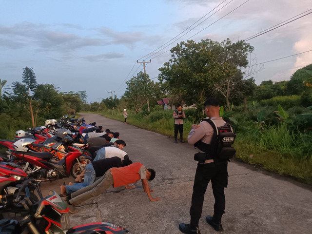 Polisi berii hukuman push up ke para pemuda yang melakukan balap liar di Kubu Raya. Foto: Dok. Polres Kubu Raya