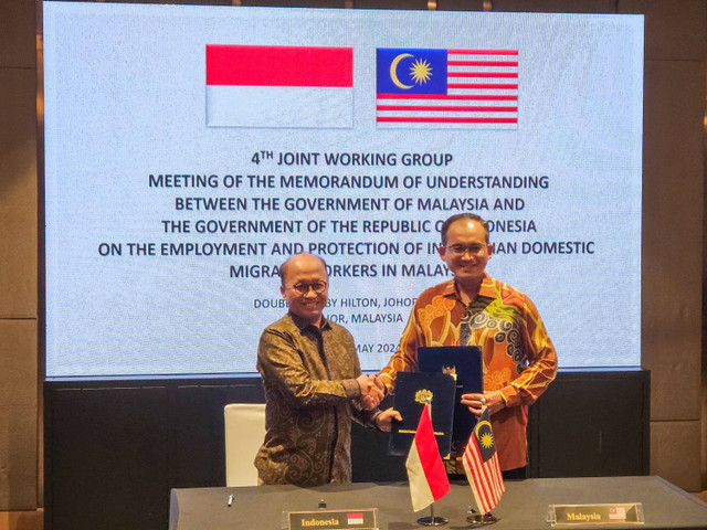 Sekjen Kementerian Ketenagakerjaan (Kemnaker) RI, Anwar Sanusi bersama Sekjen Kementerian Sumber Manusia (Kesuma) Malaysia, Dato’ Sri Khairul Dzaimee bin Daud, di Johor Bahru, Malaysia. Foto: Dok. Kemnaker RI