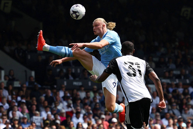 Pemain Manchester City Erling Braut Haaland beraksi dengan pemain Fulham Issa Diop di Craven Cottage, London, Inggris, Sabtu (11/5/2024). Foto: Action Images via Reuters/Paul Childs