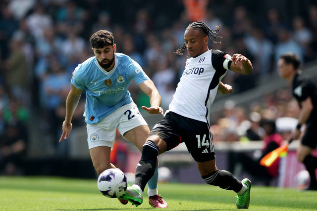 Pemain Manchester City Josko Gvardiol beraksi dengan pemain Fulham Bobby Decordova-Reid di Craven Cottage, London, Inggris, Sabtu (11/5/2024). Foto: Action Images via Reuters/Paul Childs 